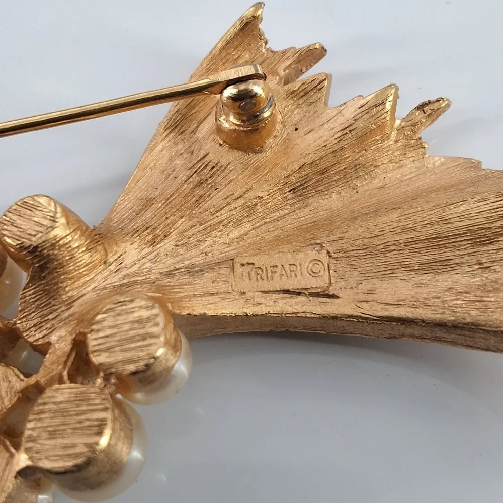 Vintage Crown Trifari Gold‎ Tone Faux Pearl Ribbon Cluster Brooch Mid-Century